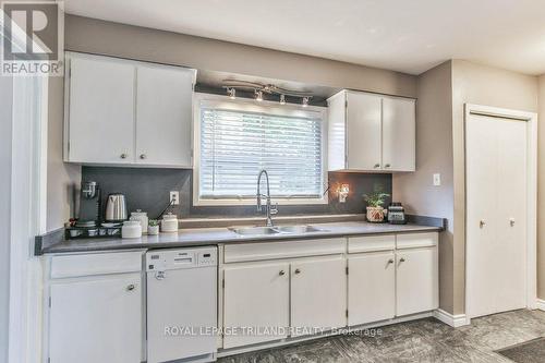 15 Talavera Crescent, London East (East I), ON - Indoor Photo Showing Kitchen With Double Sink