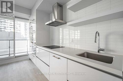 1401 - 2221 Yonge Street, Toronto, ON - Indoor Photo Showing Kitchen With Upgraded Kitchen
