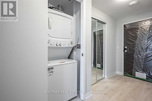 1401 - 2221 Yonge Street, Toronto, ON - Indoor Photo Showing Laundry Room