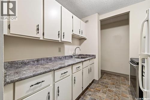 32 27 Centennial Street, Regina, SK - Indoor Photo Showing Kitchen