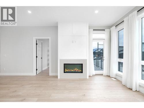 1839 Grey Owl Court, Kelowna, BC - Indoor Photo Showing Living Room With Fireplace