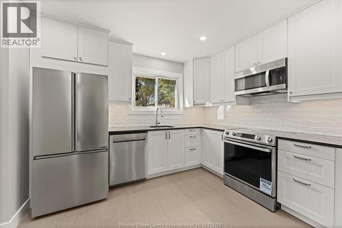 2960 Meadowbrook Lane Unit# 2, Windsor, ON - Indoor Photo Showing Kitchen With Stainless Steel Kitchen With Upgraded Kitchen