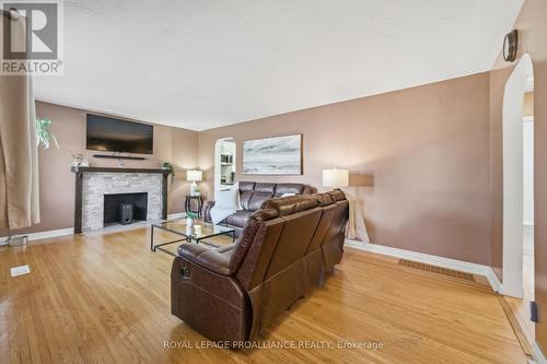 81 Crestview Avenue, Belleville (Belleville Ward), ON - Indoor Photo Showing Living Room With Fireplace