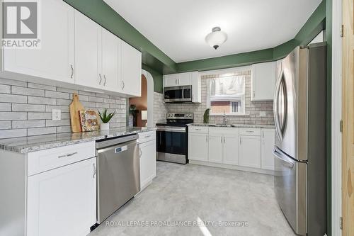 81 Crestview Avenue, Belleville (Belleville Ward), ON - Indoor Photo Showing Kitchen With Upgraded Kitchen