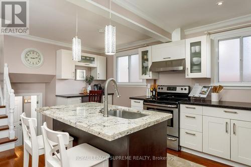 7158 Ridgeland Crescent, Mississauga, ON - Indoor Photo Showing Kitchen With Upgraded Kitchen