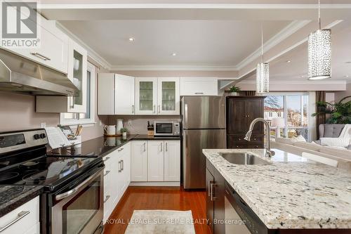 7158 Ridgeland Crescent, Mississauga, ON - Indoor Photo Showing Kitchen