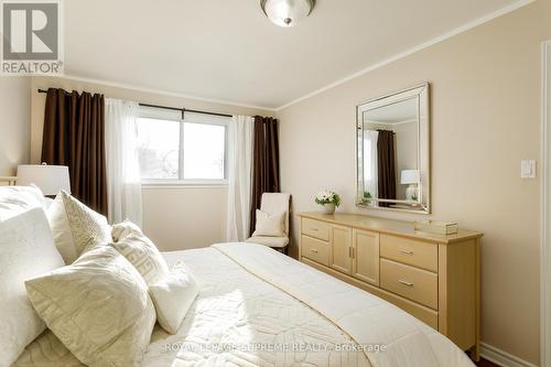 7158 Ridgeland Crescent, Mississauga, ON - Indoor Photo Showing Bedroom