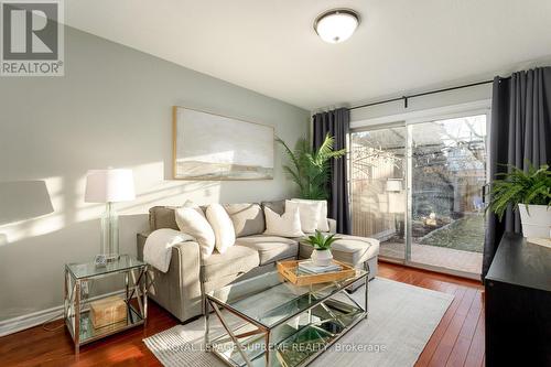 7158 Ridgeland Crescent, Mississauga, ON - Indoor Photo Showing Living Room