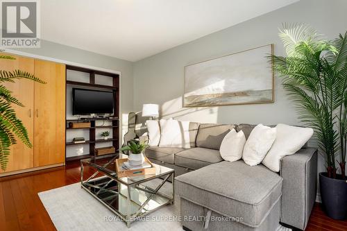 7158 Ridgeland Crescent, Mississauga, ON - Indoor Photo Showing Living Room