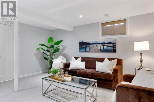 7158 Ridgeland Crescent, Mississauga, ON - Indoor Photo Showing Living Room