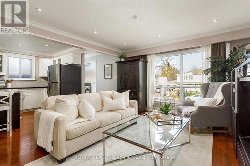 7158 Ridgeland Crescent, Mississauga, ON - Indoor Photo Showing Living Room