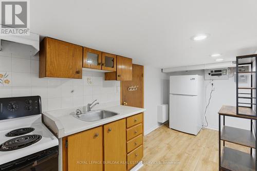 70 Rosemont Avenue, Hamilton, ON - Indoor Photo Showing Kitchen
