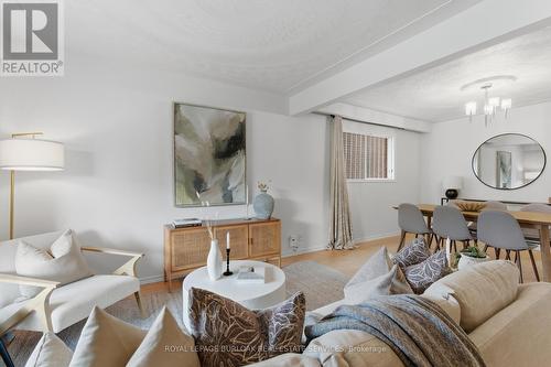 70 Rosemont Avenue, Hamilton, ON - Indoor Photo Showing Living Room