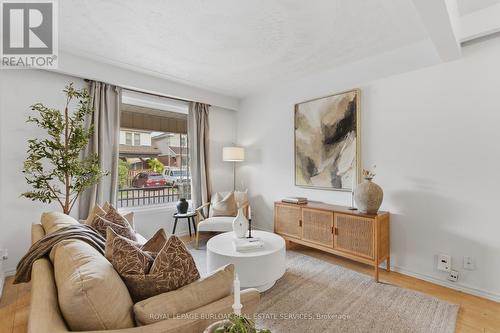 70 Rosemont Avenue, Hamilton, ON - Indoor Photo Showing Living Room
