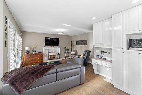 1909 Glen Gary Drive, Kamloops, BC - Indoor Photo Showing Living Room With Fireplace