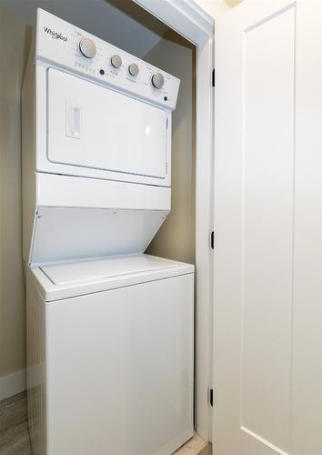4-1910 11 Avenue, Salmon Arm, BC - Indoor Photo Showing Laundry Room