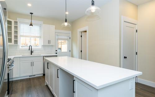 4-1910 11 Avenue, Salmon Arm, BC - Indoor Photo Showing Kitchen With Upgraded Kitchen