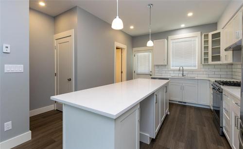 1-1910 11 Avenue, Salmon Arm, BC - Indoor Photo Showing Kitchen With Upgraded Kitchen