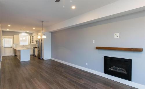 1-1910 11 Avenue, Salmon Arm, BC - Indoor Photo Showing Living Room With Fireplace