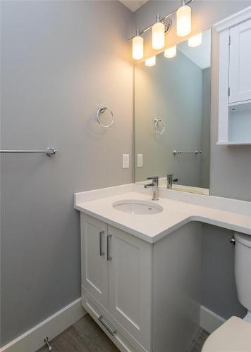 1-1910 11 Avenue, Salmon Arm, BC - Indoor Photo Showing Bathroom