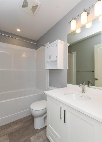 1-1910 11 Avenue, Salmon Arm, BC - Indoor Photo Showing Bathroom
