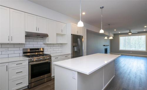 1-1910 11 Avenue, Salmon Arm, BC - Indoor Photo Showing Kitchen With Upgraded Kitchen