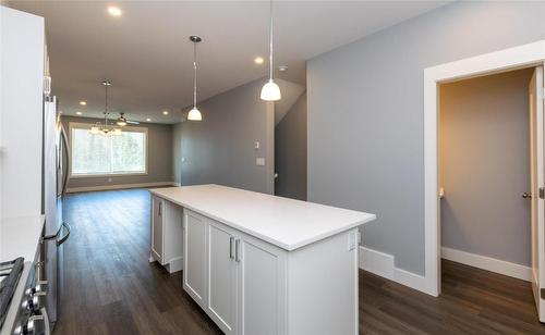 1-1910 11 Avenue, Salmon Arm, BC - Indoor Photo Showing Kitchen