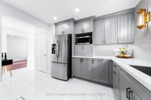 46 Novoco Drive, Hamilton, ON - Indoor Photo Showing Kitchen With Upgraded Kitchen