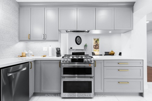 46 Novoco Drive, Hamilton, ON - Indoor Photo Showing Kitchen With Upgraded Kitchen