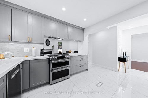 46 Novoco Drive, Hamilton, ON - Indoor Photo Showing Kitchen With Upgraded Kitchen