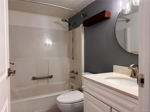 130-6711 Dover Rd, Nanaimo, BC - Indoor Photo Showing Bathroom