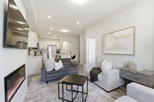 38-40 Zinfandel Drive, Hamilton, ON - Indoor Photo Showing Living Room With Fireplace