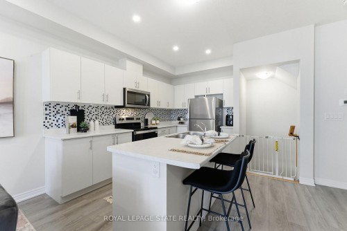 38-40 Zinfandel Drive, Hamilton, ON - Indoor Photo Showing Kitchen With Upgraded Kitchen