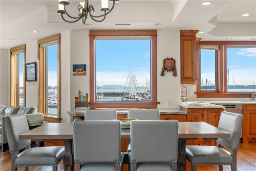 101-9949 Third St, Sidney, BC - Indoor Photo Showing Dining Room