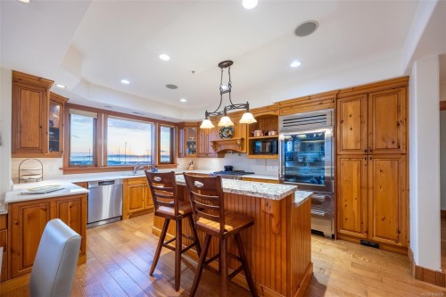 101-9949 Third St, Sidney, BC - Indoor Photo Showing Kitchen