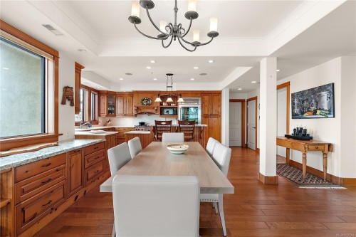 101-9949 Third St, Sidney, BC - Indoor Photo Showing Dining Room