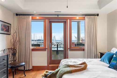 101-9949 Third St, Sidney, BC - Indoor Photo Showing Bedroom