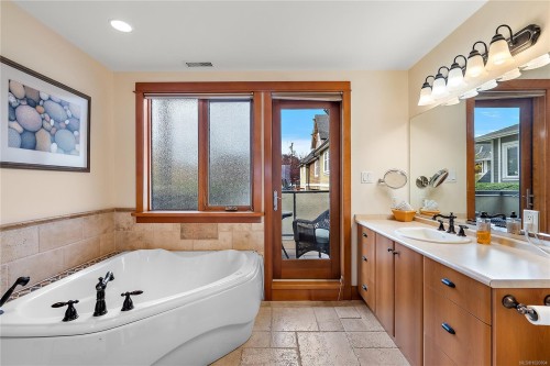 101-9949 Third St, Sidney, BC - Indoor Photo Showing Bathroom