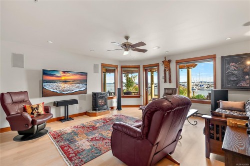 101-9949 Third St, Sidney, BC - Indoor Photo Showing Living Room