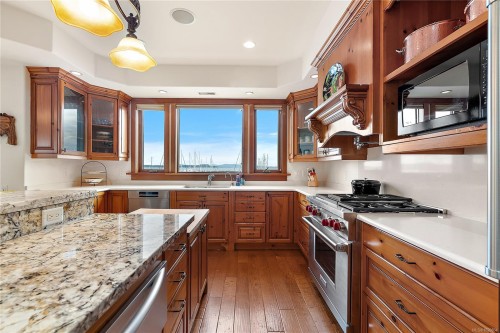 101-9949 Third St, Sidney, BC - Indoor Photo Showing Kitchen With Double Sink With Upgraded Kitchen