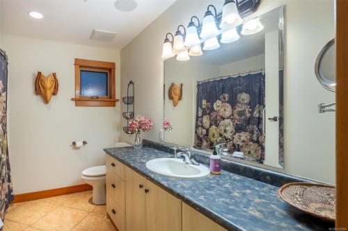 101-9949 Third St, Sidney, BC - Indoor Photo Showing Bathroom