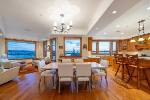 101-9949 Third St, Sidney, BC - Indoor Photo Showing Dining Room