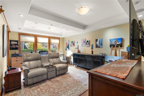 101-9949 Third St, Sidney, BC - Indoor Photo Showing Living Room