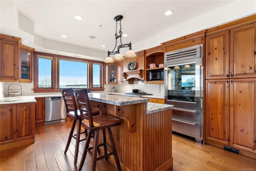 101-9949 Third St, Sidney, BC - Indoor Photo Showing Kitchen