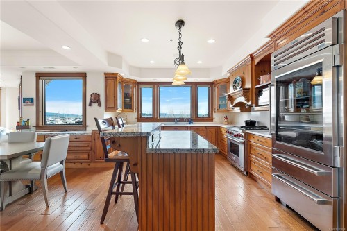 101-9949 Third St, Sidney, BC - Indoor