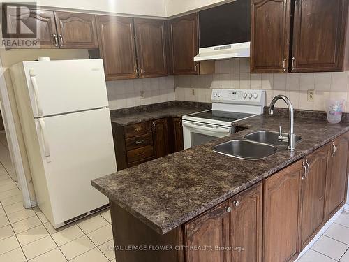 5364 Champlain Trail, Mississauga, ON - Indoor Photo Showing Kitchen With Double Sink