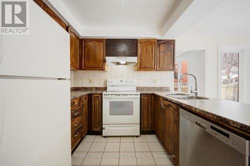 5364 Champlain Trail, Mississauga, ON - Indoor Photo Showing Kitchen With Double Sink