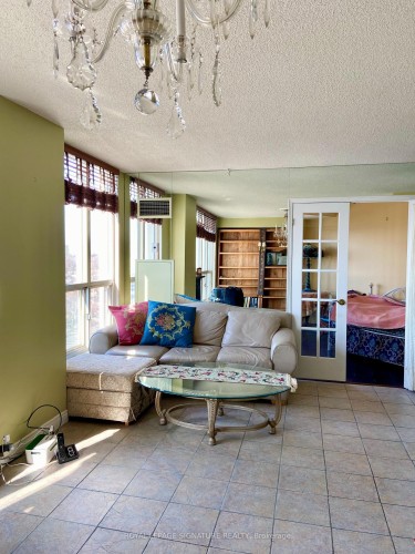 1104-2285 Lake Shore Boulevard W, Toronto, ON - Indoor Photo Showing Living Room