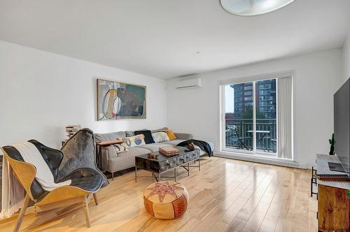 Living room - 405-1425 Boul. Le Corbusier, Laval (Laval-Des-Rapides), QC - Indoor Photo Showing Living Room