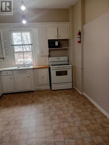 4 - 75 Charles Street, Oshawa (Central), ON - Indoor Photo Showing Kitchen